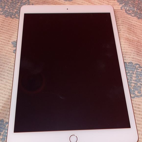 iPad 8th Generation (like brand new ) Rose gold - Picture 2 of 3